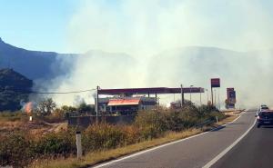 Požar u Salakovcu prijeti Petrolovoj benzinskoj pumpi