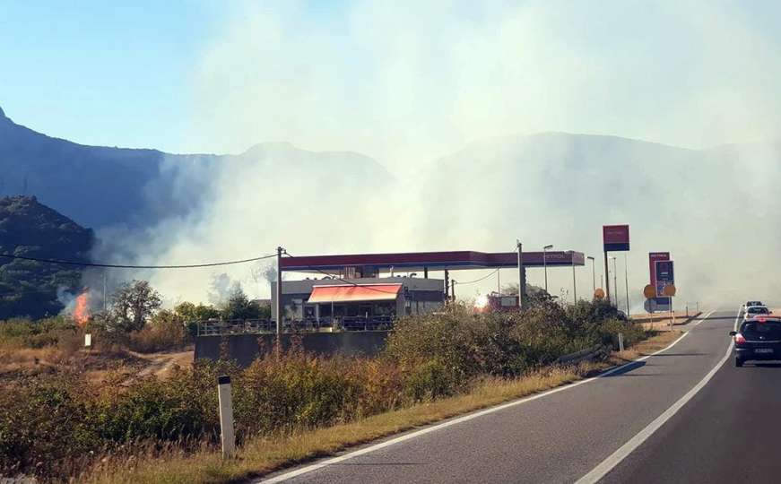 Požar u Salakovcu prijeti Petrolovoj benzinskoj pumpi