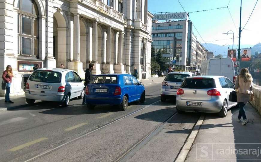 Saobraćajna nesreća u Sarajevu kod Narodnog pozorišta: Tramvaji ne voze