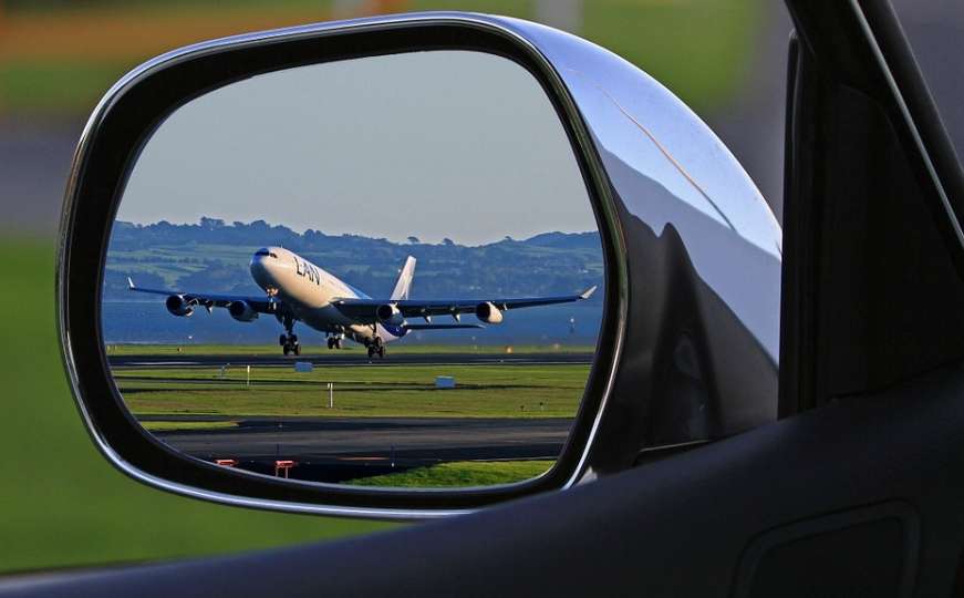 Uhapšen muškarac jer je trčao za avionom i vikao pilotu da ga sačeka