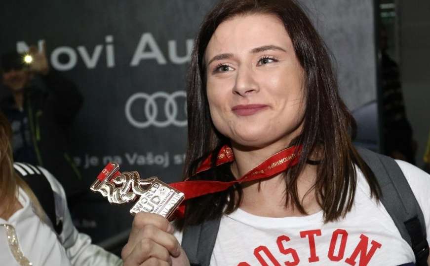Bronza zlatnog sjaja: Šampionski doček za Larisu Cerić