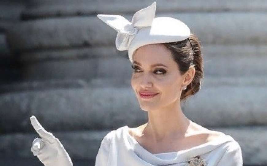 Angelina Jolie postala plavuša: Šta mislite o drastičnoj promjeni frizure?