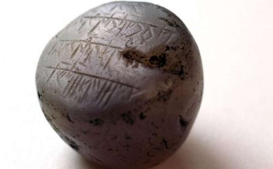 Naučnici pokušavaju da odgonetnu misteriju natpisa na drevnom kamenu