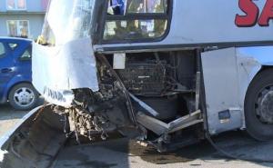 Automobil se prevrnuo nakon sudara sa autobusom