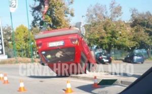 Golf "dvojka" se prevrnuo na krov kod Tešnja
