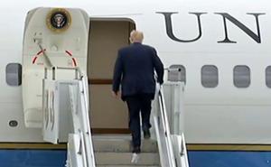 Donald Trump novim gafom zapalio internet: Šta se bijeli na njegovim cipelama