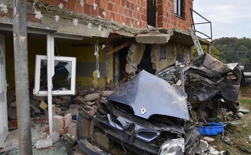 "Megane nam je spasio život": Šleper se zabio u kuću i porodični automobil