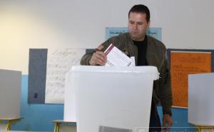 Predsjedniku biračkog odbora opsovao majku, pa mu prijetio puškom