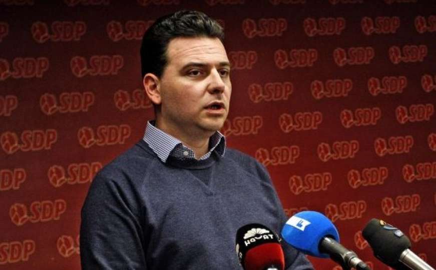 Hoće li Saša Magazinović održati obećanje i pojesti glasačku kutiju?