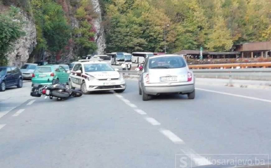 Sarajevo: Nesreća kod Vijećnice, automobil udario motociklistu