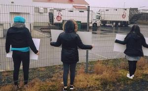 Građani protestovali protiv klanja janjadi, ljubitelji mesa nosili kobasice