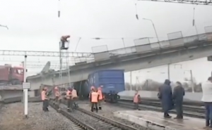 Srušio se most iznad željeznice dok je kamion prelazio preko njega