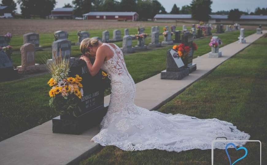 Na dan vjenčanja posjetila zaručnikov grob u vjenčanici
