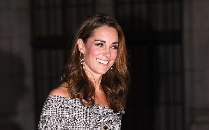 Iza vrata novi trend: Kate Middleton nosi savršenu haljinu