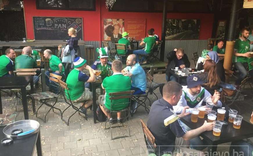 Pogledajte kako navijaju Sjeverni Irci u Sarajevu, uz stotine litara piva