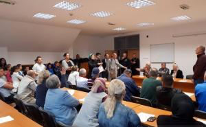 Nekoliko stotina građana Nahoreva uzalud čekalo načelnika Nedžada Ajnadžića