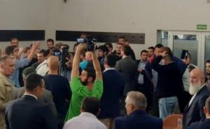 Haos u Novom Pazaru: Zukorlić oružjem prekinuo zasjedanje Skupštine Grada