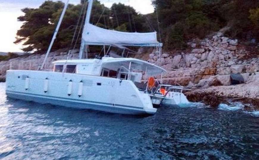 Hrvatska: Brodica udarila u otočić, jedna osoba poginula
