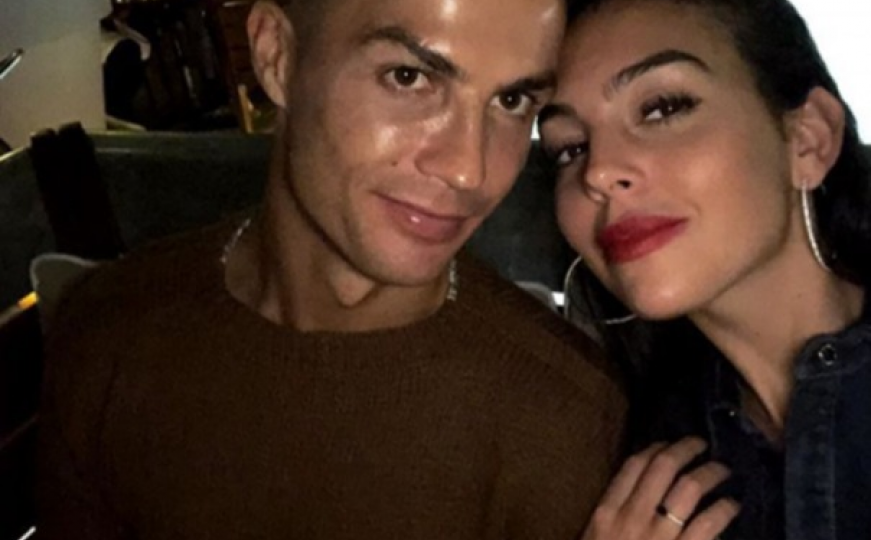 Seksi manekenka se pohvalila prstenom: Da li je Ronaldo zaprosio Georginu?