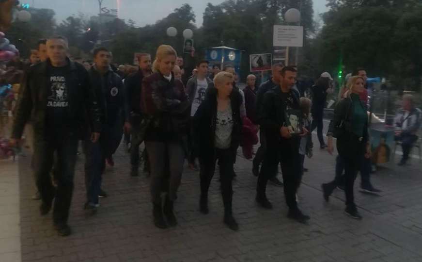 Građani i večeras stali uz Davora Dragičevića, prošetali do Gradske uprave