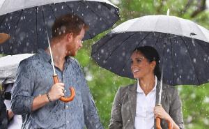 Ništa joj nije teško: Meghan princu Harryju pridržavala kišobran tokom govora