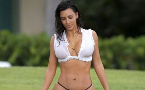 Kim naga milioniti put: Starleta besramno pozira godinama