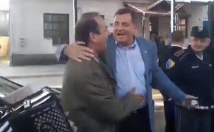 Zapjevao hit Halida Bešlića: Milorad Dodik proslavio rođenje šestog unuka