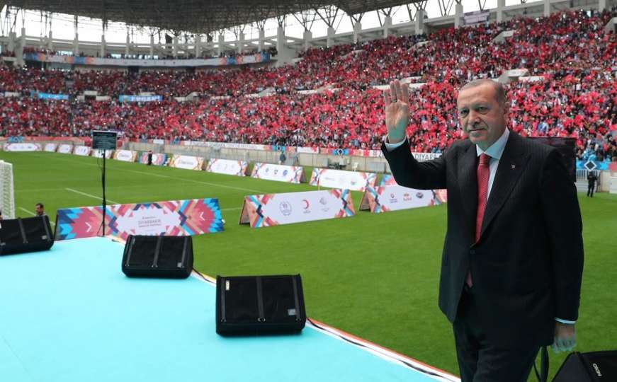 "Gradimo vlastitu budućnost": Erdogan otvorio novi stadion i izveo početni udarac