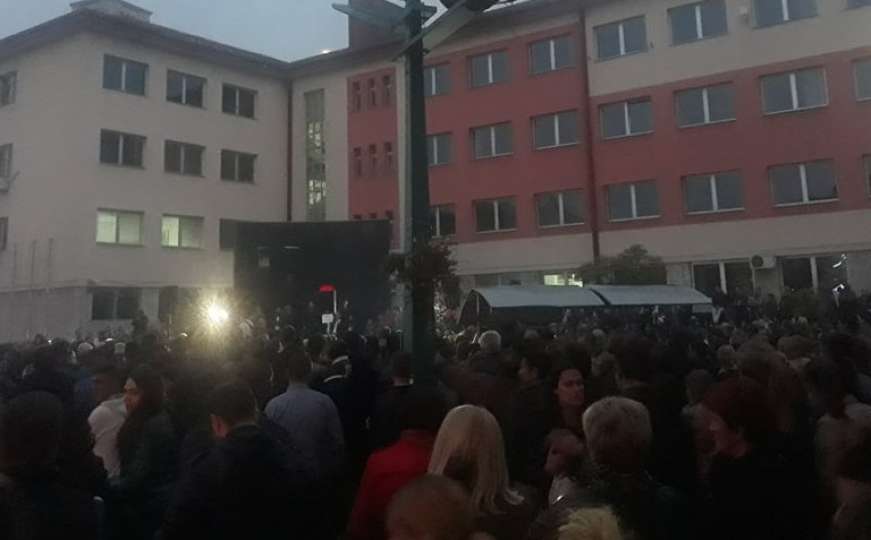 Bihać na nogama: Blokiran put za Sarajevo i autobuska stanica na izlazu iz grada!