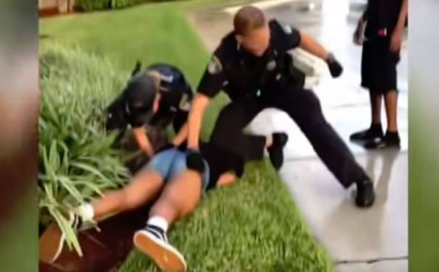 Građani bijesni: Objavljen snimak kako policajac udara 14-godišnju djevojčicu
