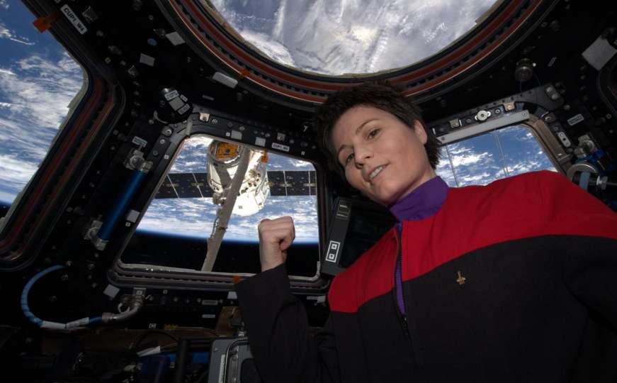 Astronautkinja u svemiru u Star Trek uniformi