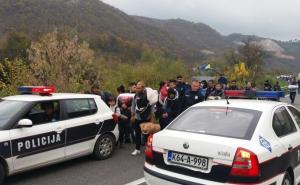 Grupa migranata iz hotela „Sedra“ krenula prema Bihaću