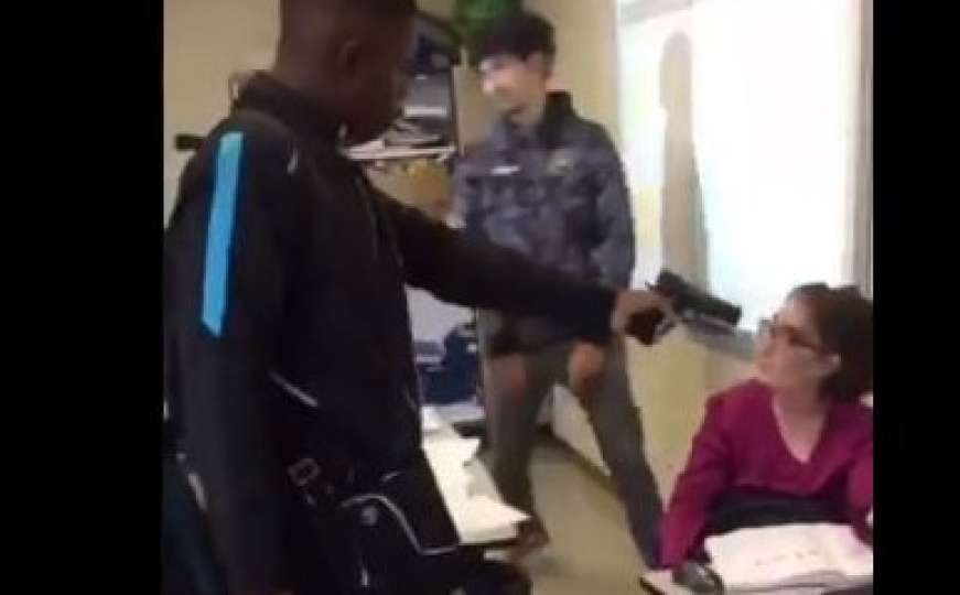 Francuska: Bijesni tinejdžer uperio pištolj u nastavnicu