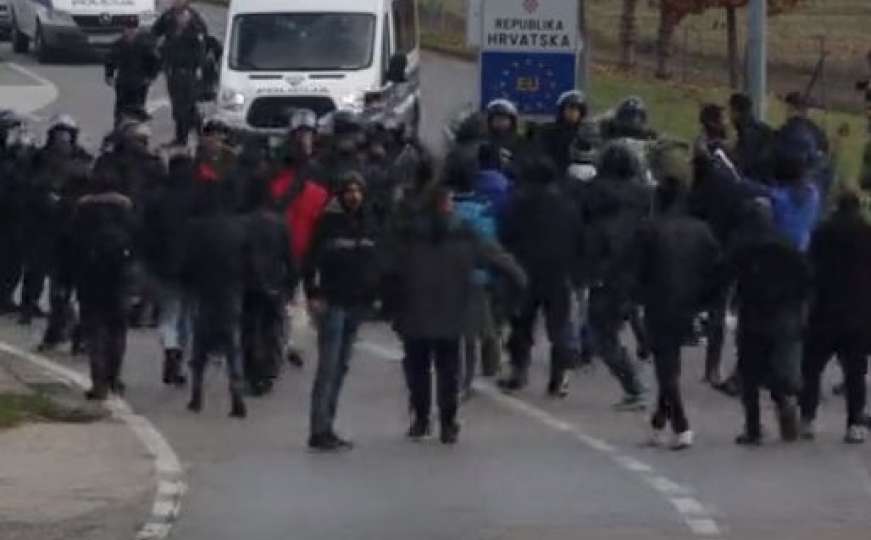 Drama na granici: Migranti probili kordon, policija uzvratila suzavcem
