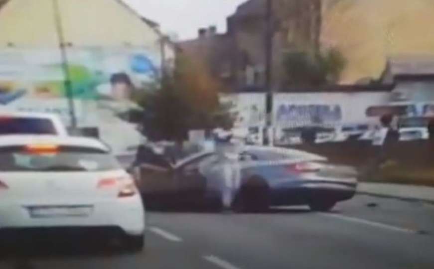 Vozač divljao na sarajevskim ulicama, pa se vozilom zabio u stub ulične rasvjete