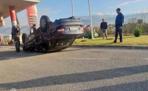 Opel Vectra završila na krovu kod benzinske pumpe u Ortiješu