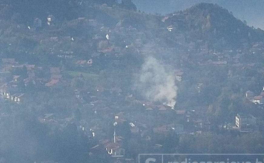 Gori objekat u sarajevskom naselju Širokača, vatrogasci na terenu