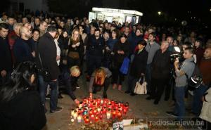 Odavanje počasti: Građani Sarajeva okupili se na mjestu ubistva policajaca