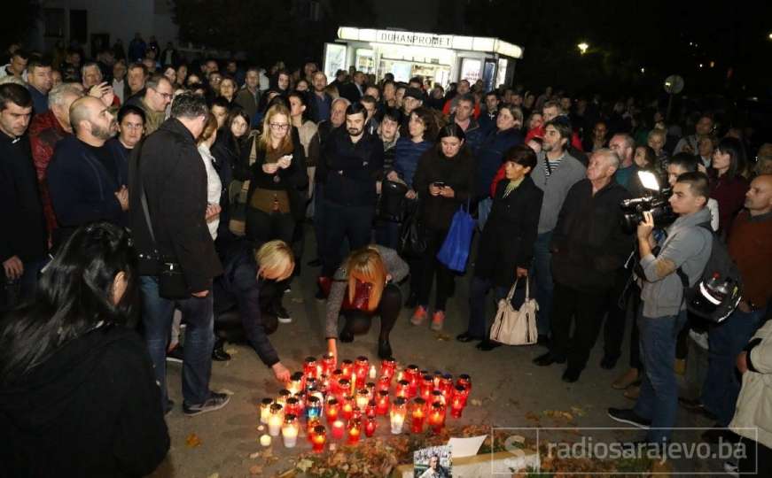 Odavanje počasti: Građani Sarajeva okupili se na mjestu ubistva policajaca