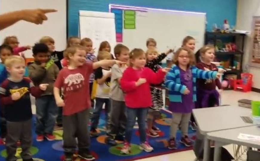 Djeca iz vrtića učila znakovni jezik da domaru čestitaju rođendan