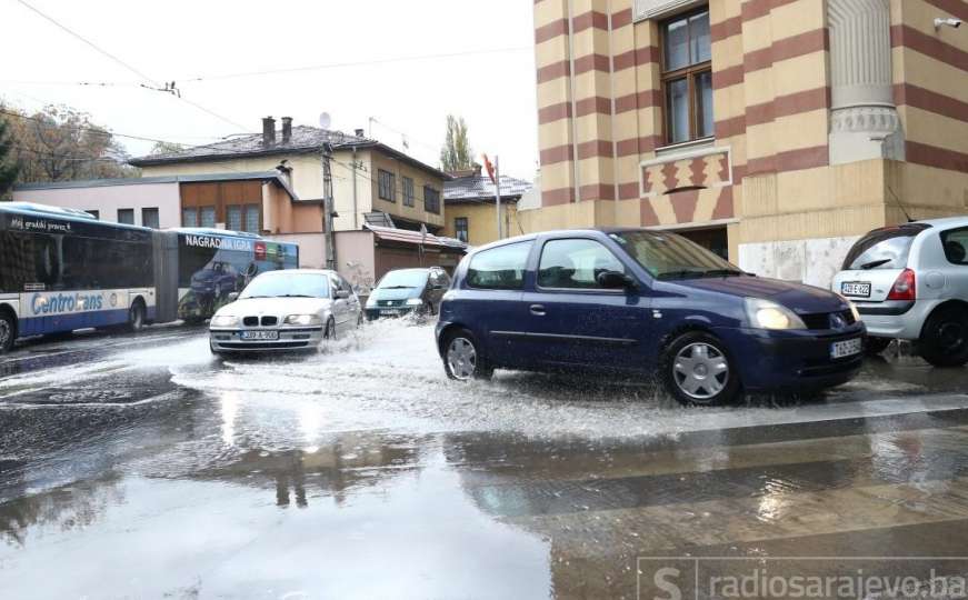 Velika poplava kod Vijećnice: Automobili plivaju u vodi, otežan promet vozila