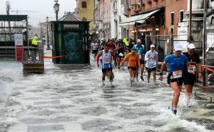 Nema odustajanja: Maratonci trčali kroz poplavljenu Veneciju