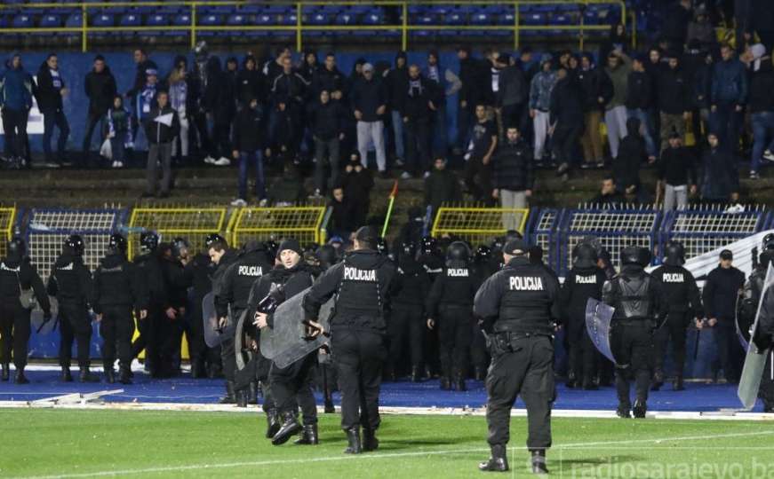 Haos nakon susreta: Manijaci utrčali u teren i krenuli na igrače Željezničara