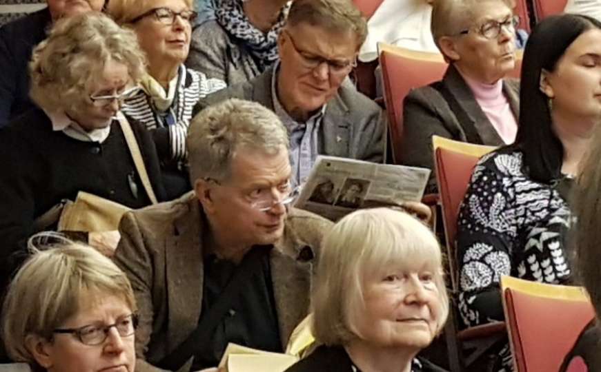 Finski predsjednik sjedio na stepenicama jer nije bilo slobodnih stolica