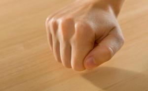 Fenomen: Zbog čega mnogi kuckaju u drvo za sreću