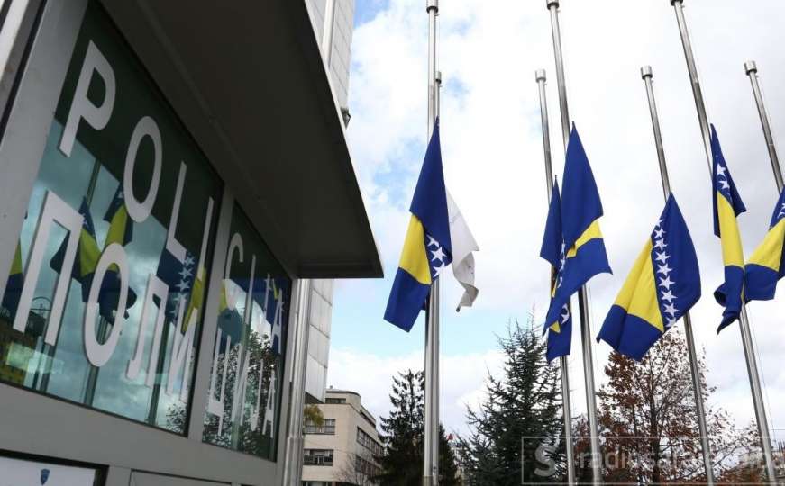 Na brojnim institucijama istaknute zastave na pola koplja