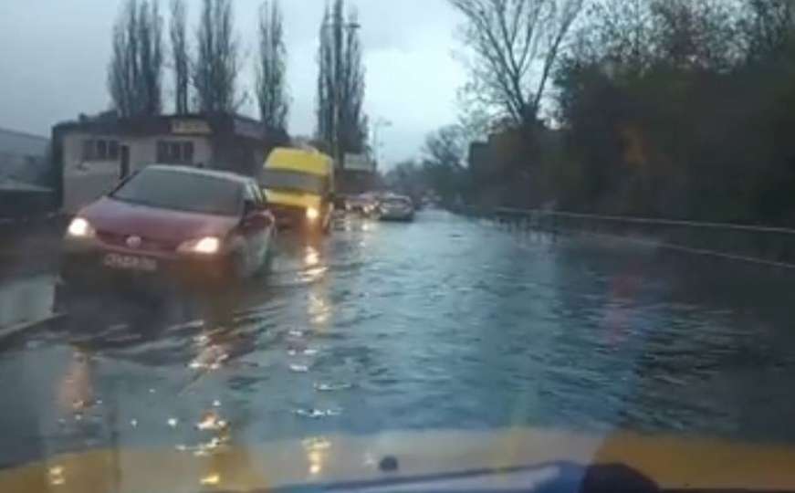 Poplavila ulica Safeta Zajke, automobili vozili trotoarom, a šta je s pješacima?