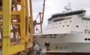 Trajekt udario u kran i uzrokovao požar i eksploziju