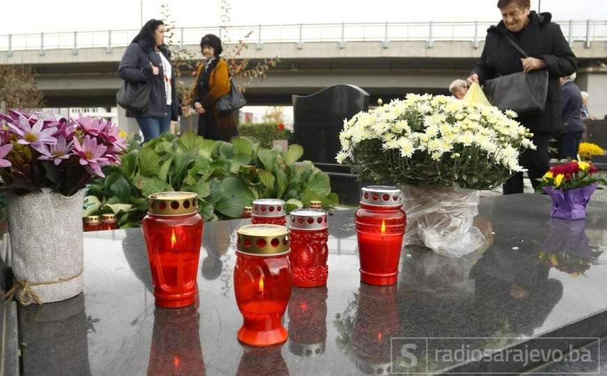 Svi sveti u Sarajevu: Cvijeće, molitve i svijeće u spomen na pokojne