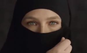 Manekenka u reklami skinula hidžab: Naljutila brojne vjernike